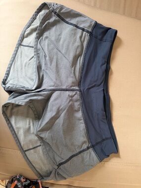 Women’s Lululemon speed up shorts size 4, 2.5 inch length Navy/gray